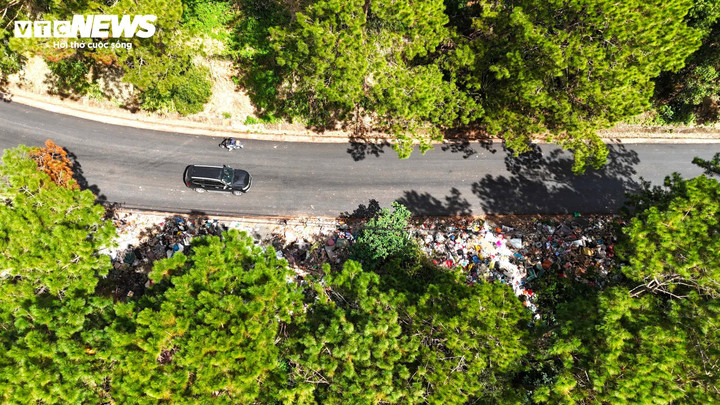 Con đường đèo tuyệt đẹp giờ trở thành bãi rác bẩn thỉu và hôi thối.