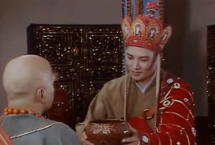 Đường Tăng phải biếu bát vàng mới lấy được chân kinh.