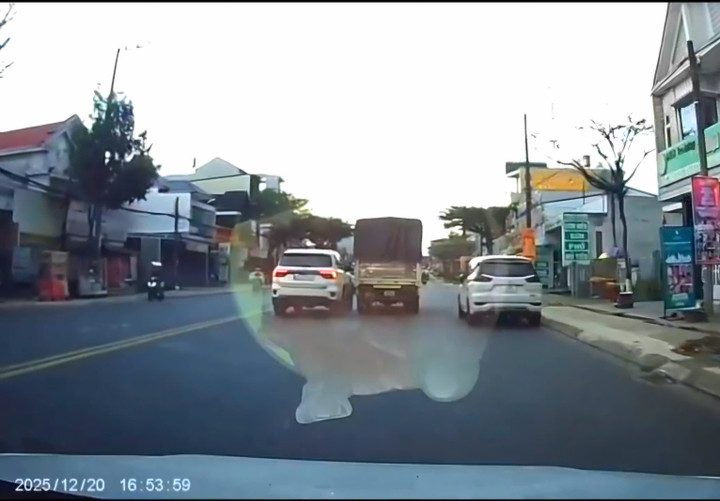 Chiếc xe tải vượt ẩu gây va chạm với 2 xe ôtô con đi cùng chiều trên quốc lộ 20. Ảnh: Cắt từ camera.