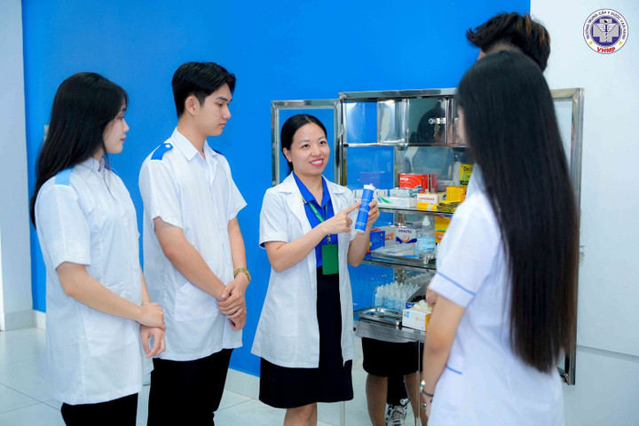 Mức lương trung vị ngành Y tế - Dược dao động từ 50 - 70 triệu đồng/tháng.