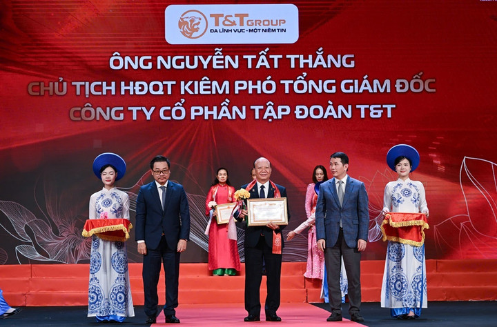 Ông Nguyễn Tất Thắng, Chủ tịch HĐQT Tập đoàn T&T Group, nhận Bằng khen của UBND TP Hà Nội.