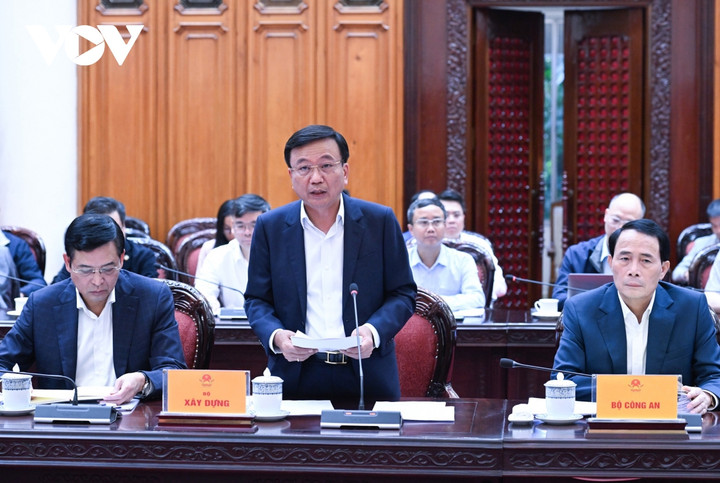 Lãnh đạo Bộ Xây dựng báo cáo tình hình triển khai các dự án tuyến đường sắt.