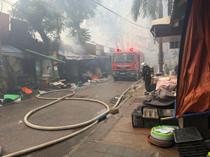 Cháy chợ ở Hà Nội, nhiều hộ dân phải sơ tán trong đêm - 9