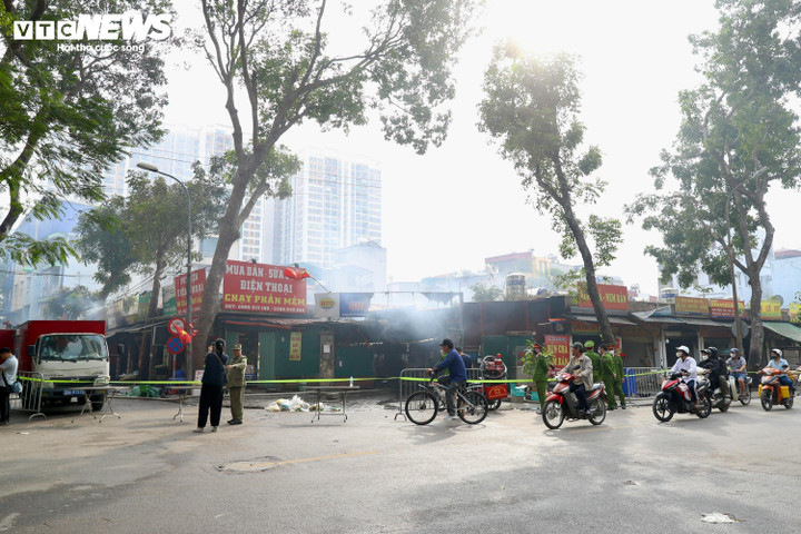 Lực lượng chức năng phong toả hiện trường vụ cháy chợ Xanh Định Công. (Ảnh: Minh Đức)
