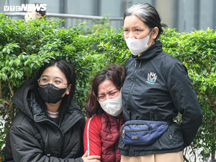 Tiểu thương oà khóc, nhìn tài sản bị thiêu rụi chỉ sau một đêm. (Ảnh: Viên Minh)