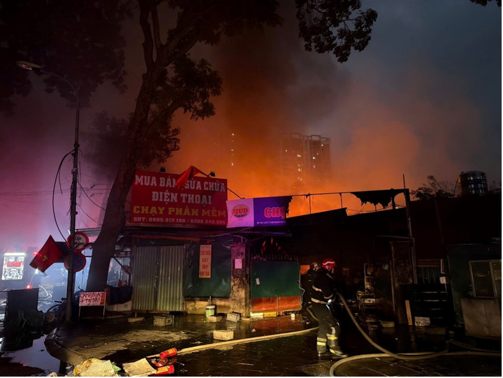 Vụ cháy bùng lên lúc rạng sáng.