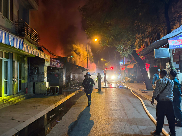 Ngọn lửa nhanh chóng lan sang nhiều ki-ốt khác, trong chợ có nhiều mặt hàng dễ cháy như quần áo nên lửa lan rộng, bùng phát dữ dội.