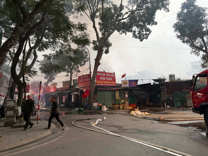 Sáng nay, toàn bộ khu vực xung quanh chợ Xanh đã được cắt điện để đảm bảo an toàn.