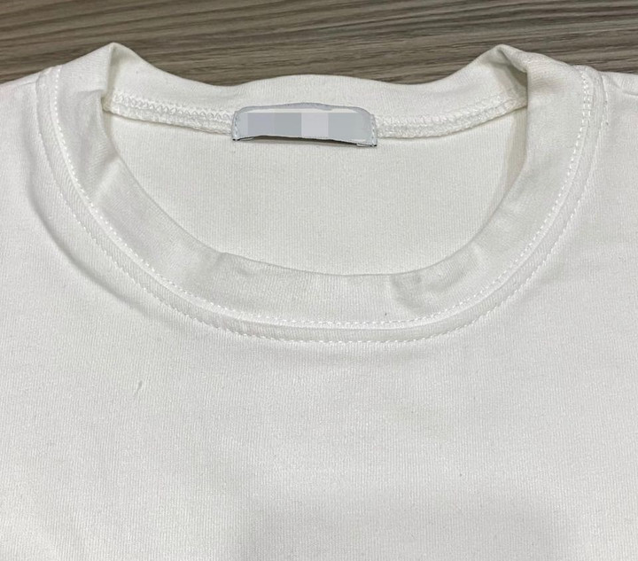 Cách đơn giản nhất để chữa cổ áo phông bị giãn là dùng nước nóng để làm co sợi vải. (Ảnh: Design)