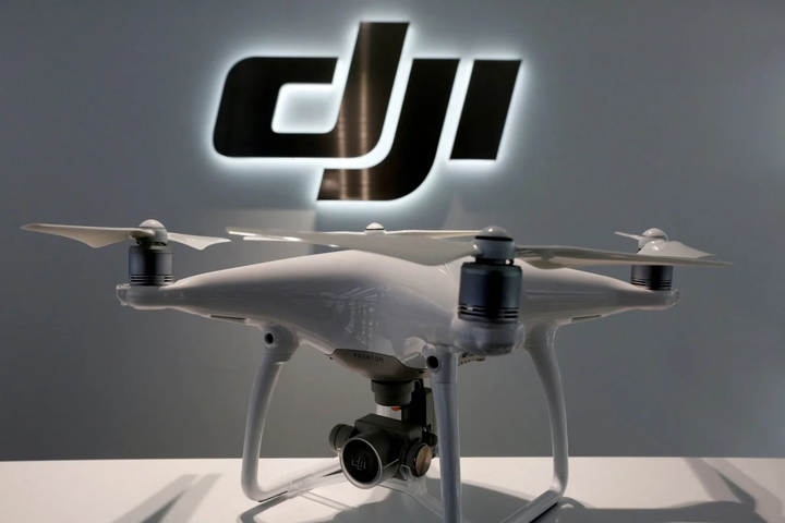 Máy bay không người lái được trưng bày tại cửa hàng chính của DJI. (Ảnh: Reuters)
