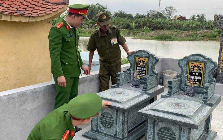 Theo anh Nguyễn Hữu Tài, trong mộ giả của Nguyễn Thị Thu có di cốt của bà cố Trịnh Thị Mùa. Tuy nhiên trong phần mộ bên cạnh, có gắn bia mộ "bà cố Trịnh Thị Mùa" lại là mộ trống. (Ẩnh: Công an Thanh Hoá)