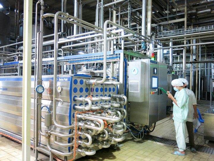 Hệ thống máy móc hiện đại bên trong nhà máy của Nutifood.