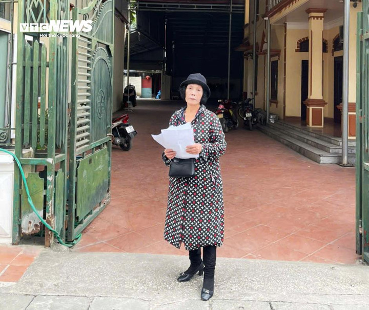 Bà Nguyễn Thị Thu chật vật đi đòi lại số tiền và vàng trị giá hàng tỷ đồng khi tin tưởng những bìa bỏ và giấy tờ mua bán viết tay do bà Nguyệt cung cấp.