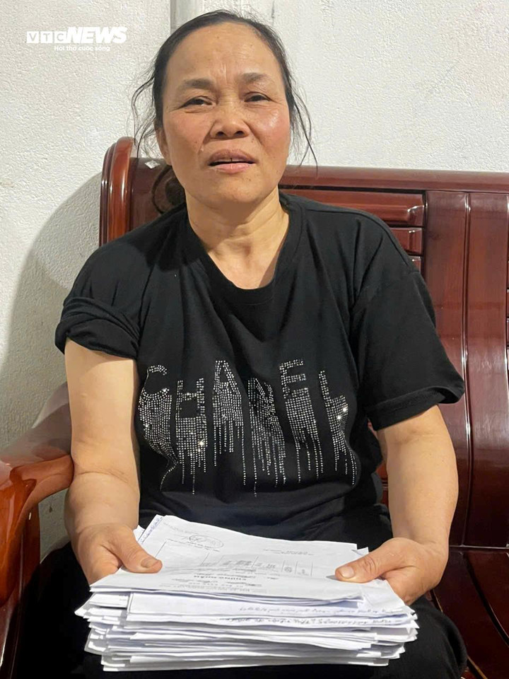 Gia đình bà Vũ Thị Nguyên vẫn đang mòn mỏi chờ lấy lại bìa đỏ và bức xúc khi mẹ Hoàng Thị Xiếc không biết chữ lại có chữ ký trong giấy chuyển nhượng bán đất cho bà Nguyệt.