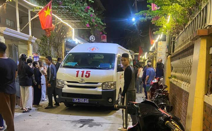 Hai nạn nhân bị thương được chuyển đi cấp cứu.