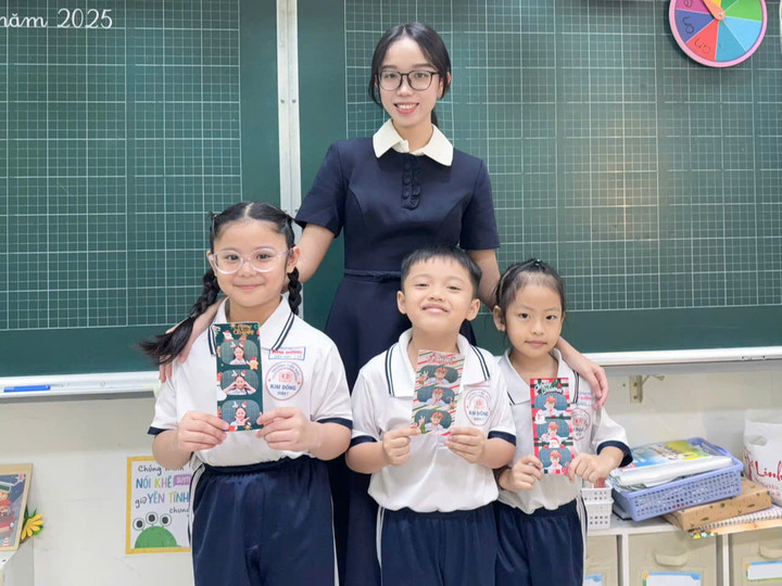 Cô giáo lớp 1 làm photobooth Noel ở lớp học, câu nói khiến người lớn chạnh lòng - 2