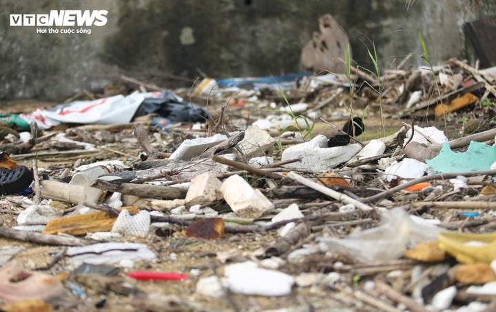 Rác thải ngập ngụa ở bãi biển Thiên Cầm chủ yếu là các mảng xốp vỡ vụn, chai nhựa, chai thủy tinh. Nhiều khu vực, rác tập kết dày đặc, bốc mùi hôi.