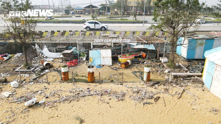 Theo người dân, sau các đợt mưa bão những tháng qua, rác thải liên tục tấp vào bờ biển Thiên Cầm, tạo nên hình ảnh hết sức nhếch nhác.