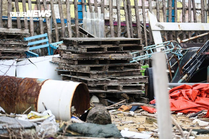 Ngoài rác thải, đồ đạc bị bỏ xó của các cơ sở kinh doanh cũng khiến bãi biển Thiên Cầm 