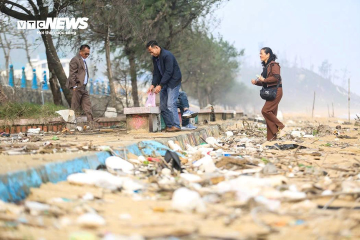 Thời gian gần đây, người dân địa phương và nhiều du khách không khỏi ngán ngẩm trước tình trạng rác thải bủa vây dọc bãi biển Thiên Cầm, xã Thiên Cầm, tỉnh Hà Tĩnh.