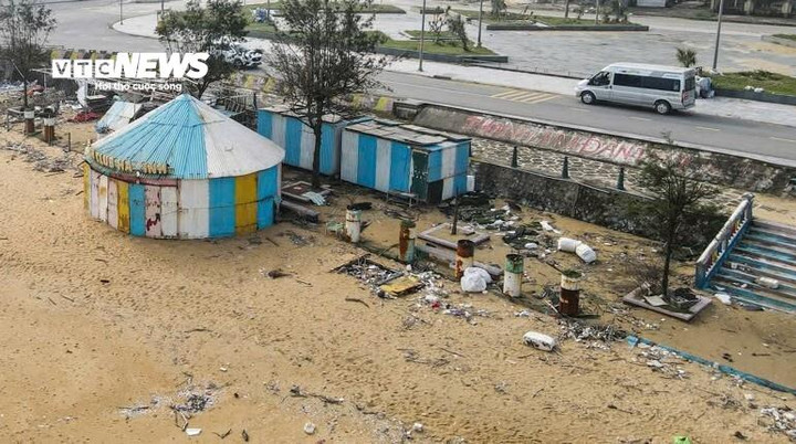 “Để giải quyết vấn đề trên, xã đã huy động người dân, các đơn vị ra quân dọn dẹp. Dự kiến đối với rác thải hữu cơ sau khi thu gom sẽ xử lý bằng cách chôn lấp, còn rác thải nhựa sẽ đưa đến nhà máy xử lý rác thải để đảm bảo môi trường”, ông Nhân nói thêm.