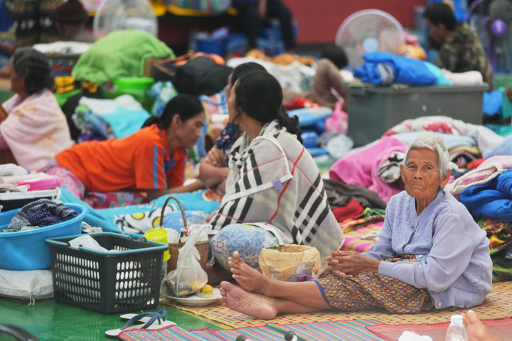 Hơn 900.000 người dân buộc phải đi di tản trong bối cảnh giao tranh dọc biên giới Thái Lan - Campuchia tiếp tục leo thang. (Ảnh: AP)