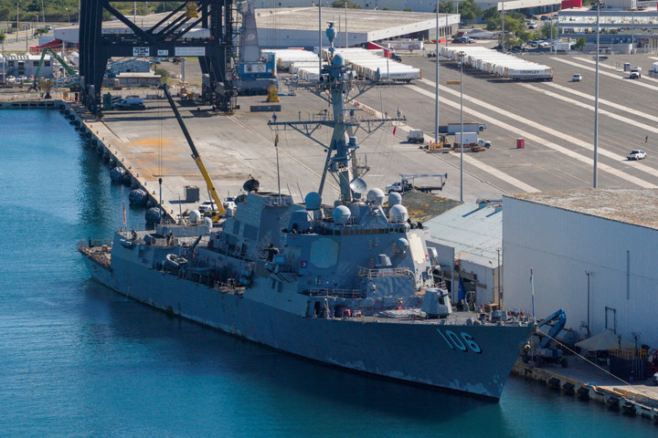 Tàu khu trục mang tên lửa dẫn đường lớp Arleigh Burke USS Stockdale (DDG-106) tại cảng Ponce, Puerto Rico, ngày 2/12/2025. (Ảnh: Reuters/Ricardo Arduengo)