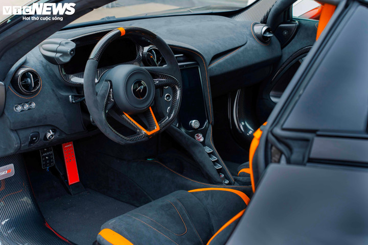 Hệ thống McLaren Control Launcher (bộ ghi nhớ và kích hoạt nhanh thiết lập lái) cho phép lưu các cấu hình cá nhân về chế độ lái, hệ truyền động và khí động học, đồng thời kích hoạt toàn bộ chỉ với một thao tác. (Ảnh: Hùng Cường)