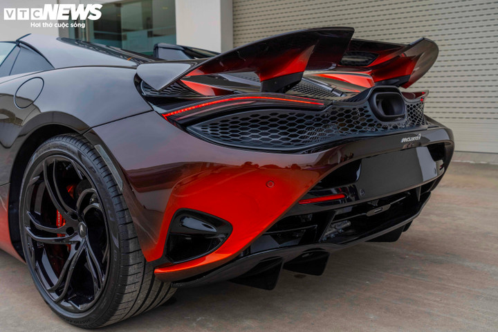 Lớp sơn nền Sandstone Black kết hợp hai tông cam Sunburst Orange và Azores Orange. Hiệu ứng chuyển sắc được xử lý thủ công, tạo chiều sâu thị giác khi quan sát ở cự ly gần. (Ảnh: Hùng Cường)