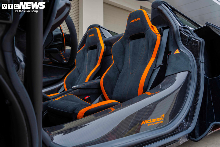 Ghế đua Carbon Fiber có cấu trúc hai lớp cải tiến, giảm 33% trọng lượng so với ghế tiêu chuẩn. Mỗi vỏ ghế chỉ nặng 3,35 kg. (Ảnh: Hùng Cường)