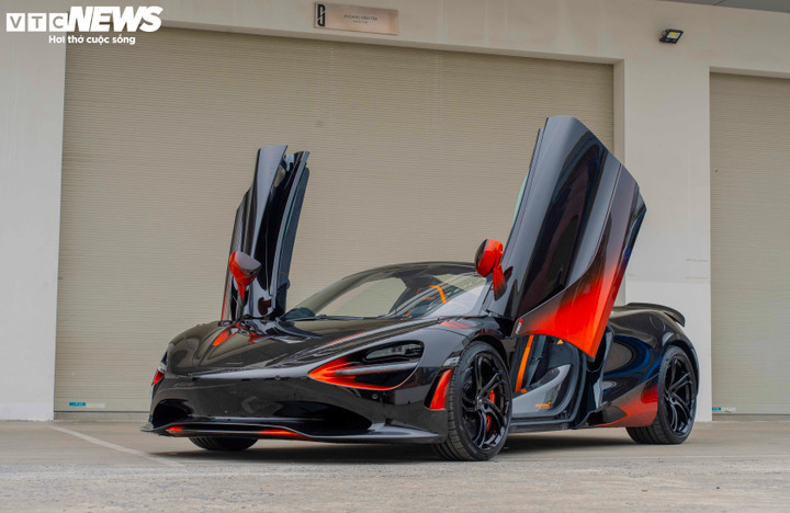 Thiết kế thân xe thấp và kéo dài, nổi bật với đặc tính khí động học của 750S Spider. Các mảng màu cam được bố trí có chủ đích nhằm dẫn hướng thị giác dọc theo thân xe, tạo hiệu ứng chuyển động theo luồng khí. (Ảnh: Hùng Cường)