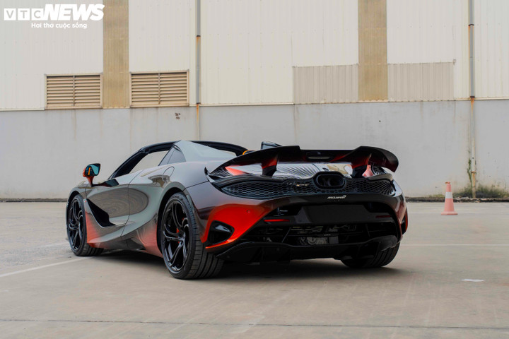 McLaren 750S Spider MSO Orange Coriolis sử dụng động cơ V8 4.0L tăng áp kép đặt giữa, cho công suất 750 mã lực. Trọng lượng khô 1.326 kg giúp xe tăng tốc 0–100 km/h trong 2,8 giây và đạt tốc độ tối đa 332 km/h. (Ảnh: Hùng Cường)