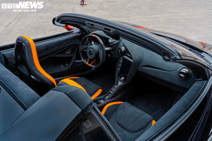 Phiên bản Spider với mui cứng xếp điện cho phép mở hoàn toàn khoang lái. Nội thất hướng tối đa vào người điều khiển, sử dụng da và Alcantara tối màu làm nền. Các chi tiết màu cam tạo sự liên kết với chủ đề ngoại thất. (Ảnh: Hùng Cường)