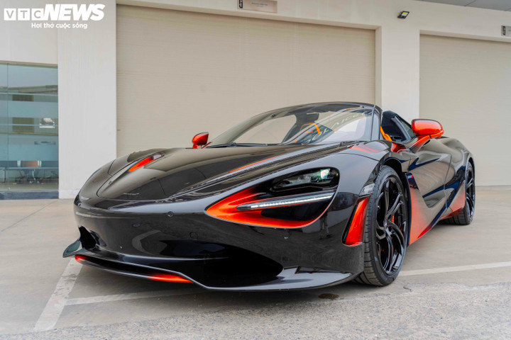 Phần mũi xe thấp hơn, bộ chia gió trước mở rộng và hốc hút gió tinh chỉnh giúp cải thiện lực ép khí động học. Đây là những thay đổi quan trọng so với thế hệ 720S. (Ảnh: Hùng Cường)