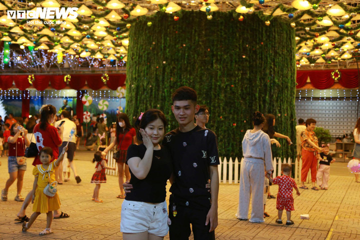 Ngắm cây thông Noel kết từ 3.000 chiếc nón lá ở Đồng Nai - 7