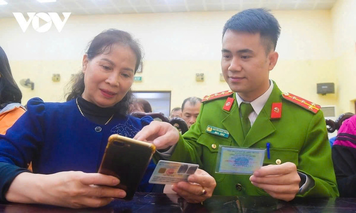 Lực lượng chức năng hướng dẫn người dân khai báo trên môi trường số.