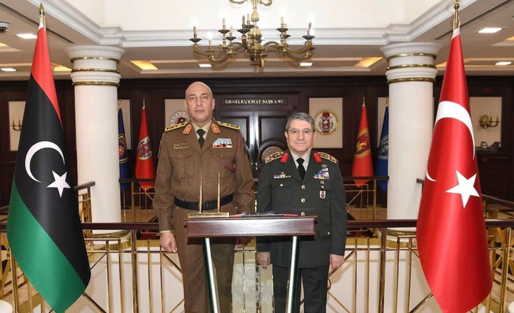 Tổng tham mưu trưởng Libya Al-Haddad (trái) và người đồng cấp Thổ Nhĩ Kỳ Bayraktaroglu. (Ảnh: Reuters)