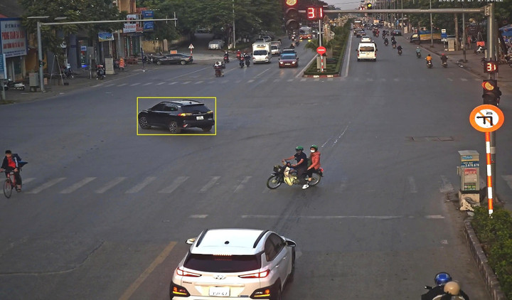 Ô tô rẽ trái tại nơi có biển cấm rẽ trái.