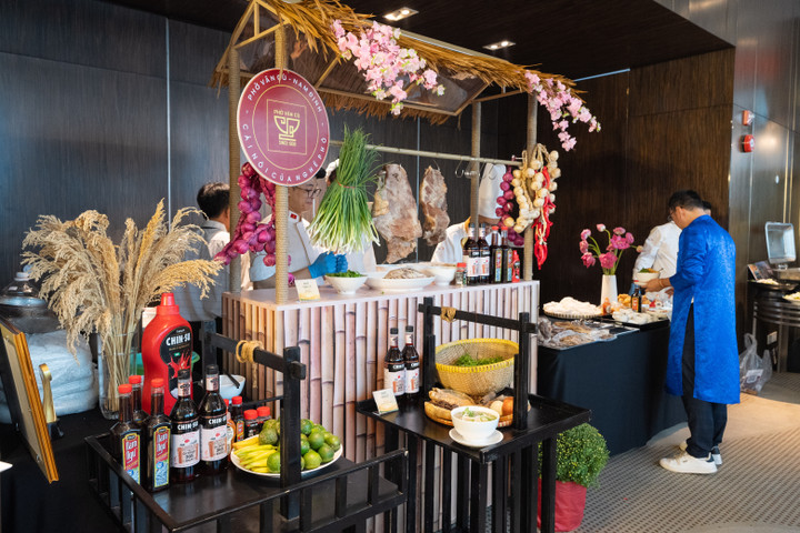 Phở Vân Cù mang đến trải nghiệm hương vị phở đậm đà tại sự kiện.