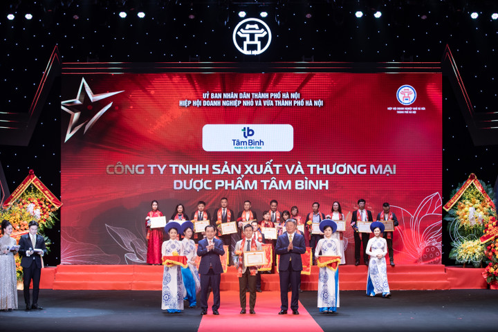 Phó TGĐ Nguyễn Minh Hoàng – đại diện Dược phẩm Tâm Bình - nhận Bằng khen của UBND TP Hà Nội.