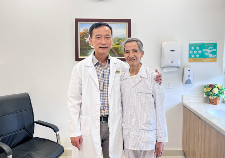 PGS.TS.BS Phạm Anh Vũ và bệnh nhân.