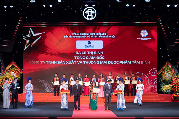 TGĐ Lê Thị Bình lần thứ 11 nhận Bằng khen của UBND TP Hà Nội.