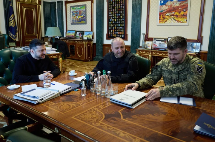 Tổng thống Volodymyr Zelensky đang được các nhà đàm phán Ukraine Rustem Umerov và Andrii Hnatov báo cáo về cuộc đàm phán với Mỹ. (Ảnh: X/@ZELENSKYYUA)