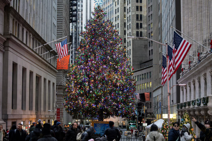 Tại Mỹ, Giáng sinh được xem là một trong những dịp lễ quan trọng và sôi động nhất trong năm. Từ các khu dân cư đến trung tâm mua sắm, không khí lễ hội lan tỏa với ánh đèn rực rỡ, cây thông Noel, hình ảnh ông già Noel và những món quà được chuẩn bị từ sớm. (Ảnh: Reuters)