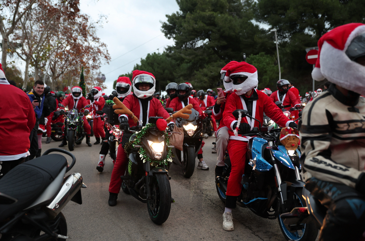 Không khí giáng sinh tại Tây Ban cũng sôi động khắp các cung đường. Nhiều người đã mặc trang phục ông già Noel lái xe máy qua Barcelona để ăn mừng ngày lễ này. (Ảnh: Reuters)