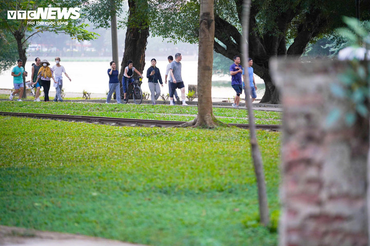 Việc tháo dỡ hàng rào tại một số công viên, vườn hoa trên địa bàn Hà Nội đang tạo nên những thay đổi tích cực trong diện mạo đô thị. Sau Công viên Cầu Giấy - nơi hàng rào bao quanh được tháo bỏ từ đầu năm 2025 để mở không gian phục vụ người dân, đến nay Công viên Thống Nhất cũng hoàn tất việc hạ toàn bộ hệ thống rào sắt dài hơn 2.000m bao quanh.