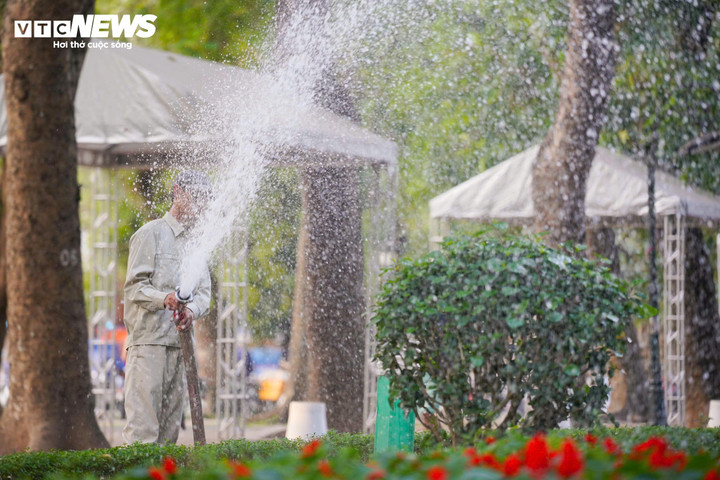 Không chỉ Công viên Thống Nhất, Hà Nội đang định hướng mở dần không gian tại một số công viên, vườn hoa đủ điều kiện. Trong đó, Công viên Thống Nhất được chọn thí điểm mở hoàn toàn, còn các công viên như Bách Thảo, Thủ Lệ tiếp tục duy trì hàng rào do đặc thù bảo tồn. Từ hiệu quả bước đầu, thành phố sẽ nghiên cứu mở rộng mô hình phù hợp với từng công viên trong thời gian tới.