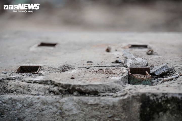 Việc tháo dỡ hàng rào Công viên Thống Nhất bắt đầu từ cuối năm 2022, với gần 400m rào phía đường Trần Nhân Tông được hạ bỏ để kết nối không gian phố đi bộ hồ Thiền Quang. Tháng 3/2025, khoảng 650m hàng rào đoạn từ Trần Nhân Tông đến Đại Cồ Việt tiếp tục được tháo dỡ. Đến 16/12, hơn 1.000m phần rào còn lại trên các tuyến phố Đại Cồ Việt và Nguyễn Đình Chiểu cũng được hạ bỏ.