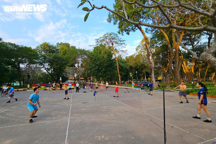 Ghi nhận thực tế cho thấy, lượng người vào công viên tăng lên rõ rệt. Người cao tuổi tập thể dục, người dân đi bộ thư giãn, trẻ em vui chơi sau giờ học… tạo nên bức tranh sinh hoạt cộng đồng sôi động, gần gũi. Công viên dần trở thành “phòng sinh hoạt chung” của người dân, đúng với vai trò vốn có của một không gian công cộng.