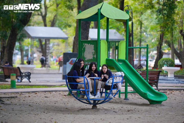 Cảnh mới lạ tại Công viên Thống Nhất sau khi hạ toàn bộ hơn 2km hàng rào - 5